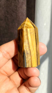 ✨ หินไทเกอร์อาย ทรงทางเวอร์ เหลือบแสงสวยๆรอบทุกด้าน ขนาดกะทัดรัด ตั้งโชว์มุมเล็กๆได้สบายๆ / 56 กรัม  ( Tiger Eye Pyramid )  ⭐ น้ำหนัก 56 กรัม