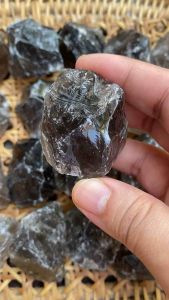 ‼️พร้อมส่งใน🇹🇭‼️Smokey quartz สโมคกี้ควอตซ์ก้อนดิบ เนื้อสวยใส น่ารักมาก เป็นหินที่มีพลังแห่งการปกป้อง ช่วยลดความเครียด