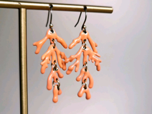 DaVee | Vintage Brass with white-colored enamel epoxy Facted epoxy stones Acrylic beads Seed beads earrings