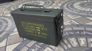 Thùng đựng đồ nghề bằng sắt 4L có gắn sẵn ốc vít