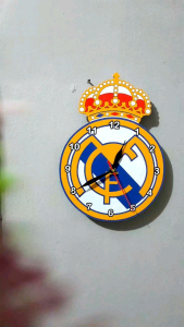 Jam Dinding Karakter Logo Real Madrid: Desain Unik & Fungsional
