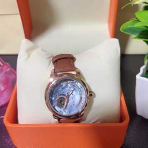 Watch Day Bird authentic genuine leather on the strap it’s authomatic made in hongkong 100%authentic