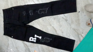 quần jean màu đen sai nhỡ