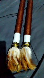 Tongkat tari Hias Tradisional Bulu Ayam Asli – Aksesoris Tari Pawai & Dekorasi Budaya