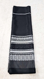 ผ้าถุงสีดำ ผ้าไหมสีดำเชิงเงิน ผ้าถุงสีดำเรียบ สวยมาก 2หลา4หลา ใส่กับเสื้ออะไรก็งาม ผ้าถุงล้านนา ผ้าถุงสีพื้นดำ *ผ้าผืนยังไม่เย็บ ผ้าถุงสีดํา ผ้าถุงสีดำเชิงเงิน - Lazada