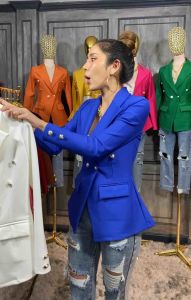 เสื้อสูทกระดูม ทองผ้ายืด หรือที่มีเนื้อหนา ความยืดหยุ่นตามสัดส่วน กระดูมหรือกระเป๋า ให้สวยงามด้วยคลุม ถูกสร้างด้วยคลินิกเชิงพริก