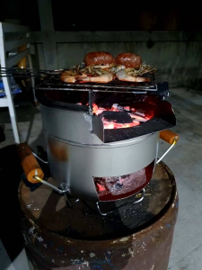 เตาเหล็กด้ามไม้ ใช้งานง่าย เหมาะกับนุคสมัยใหม่ ด้ามเตาทำด้วยไม้กลึงกันความร้อน ทนทานประหยัดุถ่านไฟร้อนระอุ ยกเตาง่ายน้ำหนักพอดีมือ