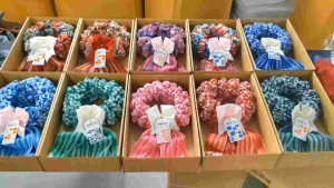 พวงมาลัยขนฟูผ้าขาวม้า รุ่นพรีเมี่ยม มีหลากหลายสี ผ้านุ่ม สีสวย สามารถแกะใช้งานได้จริง ขนาดผ้า80*190CM