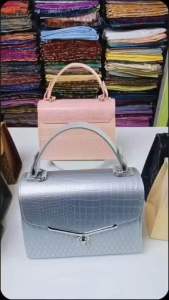 กระเป๋าผ้าไหมเทียมลายพรพิมลรุ่น 10 นิ้ว อะไหล่เงิน