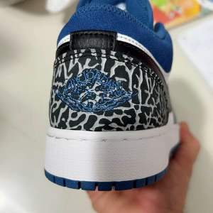[CHÍNH HÃNG] GIÀY NIKE AIR JORDAN LOW SE TRUE BLUE GS DQ2514-140