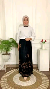 Sarung Santriwati Motif Mbak Santri Kupu - Sarung Gloyor Rayon 115x180cm - Warna Hitam