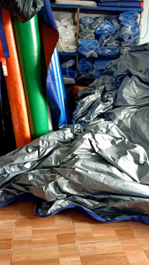 terpal A2 ukuran 4x5m warna biru silver.