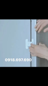 Chốt khoá chống mở cửa tủ - chống kẹp tay an toàn cho bé