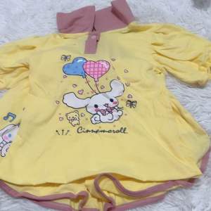 ชุดเซ็ท2ชิ้นเสื้อ+กางเกง ลายสมายลี่🌼 #ตัวเสื้อเนื้อผ้าร่อง แต่งแขนลายสมายลี่ หน้าอกติดดอก