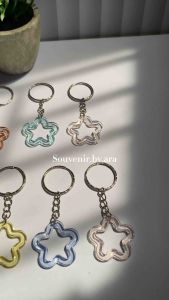 50 pcs || Souvenir Gantungan Kunci Bintang Bening || Keychain Bintang Murah || Souvenir Pernikahan dan Acara Lainnya ||\\n\\n Apa itu Gantungan Kunci Desain Bintang?\\n\\nGantungan kunci desain bintang adalah sebuah aksesori kecil yang berbentuk bintang dan biasanya digunakan sebagai aksesori untuk kunci atau sebagai souvenir. Gantungan kunci ini memiliki desain unik yang menarik perhatian dan cocok untuk berbagai acara.\\n\\n Kelebihan Gantungan Kunci Desain Bintang\\n\\nBerikut beberapa kelebihan dari gantungan kunci desain bintang:\\n\\n- Desain unik yang menarik perhatian\\n- Cocok untuk berbagai acara, seperti pernikahan, ulang tahun, atau acara lainnya\\n- Harga terjangkau dan mudah ditemukan\\n- Mudah dipersonalisasi dengan nama, tanggal, atau logo acara\\n\\n Bagaimana Menggunakan Gantungan Kunci Desain Bintang?\\n\\nGantungan kunci desain bintang dapat digunakan sebagai aksesori untuk kunci atau sebagai souvenir. Berikut beberapa cara menggunakan gantungan kunci desain bintang:\\n\\n- Gunakan sebagai aksesori untuk kunci mobil, sepeda, atau tas\\n- Gunakan sebagai souvenir untuk acara pernikahan, ulang tahun, atau acara lainnya\\n- Personalisasi gantungan kunci dengan nama, tanggal, atau logo acara\\n\\n Manfaat Souvenir Pernikahan dan Acara Lainnya\\n\\nSouvenir pernikahan dan acara lainnya dapat menjadi kenang-kenangan yang berkesan bagi para tamu. Berikut beberapa manfaat menggunakan souvenir gantungan kunci bintang:\\n\\n- Menjadi kenang-kenangan yang berkesan bagi para tamu\\n- Menunjukkan apresiasi kepada para tamu yang hadir\\n- Menjadi media promosi untuk acara selanjutnya\\n\\n Gantungan Kunci Desain Unik untuk Souvenir Pernikahan\\n\\nGantungan kunci desain unik seperti bintang bisa menjadi pilihan yang tepat sebagai souvenir pernikahan. Berikut beberapa alasan mengapa gantungan kunci desain bintang cocok untuk souvenir pernikahan:\\n\\n- Desain unik yang menarik perhatian\\n- Mudah dipersonalisasi dengan nama, tanggal, atau logo acara\\n- Harga terjangkau dan mudah ditemukan\\n\\n 50 pcs Souvenir Bintang sebagai Souvenir Acara Lainnya\\n\\nSelain pernikahan, gantungan kunci desain bintang juga cocok untuk souvenir acara lainnya seperti ulang tahun, wisuda, atau acara perusahaan. Berikut beberapa alasan mengapa gantungan kunci desain bintang cocok untuk souvenir acara lainnya:\\n\\n- Desain unik yang menarik perhatian\\n- Mudah dipersonalisasi dengan nama, tanggal, atau logo acara\\n- Harga terjangkau dan mudah ditemukan\\n\\n Cara Membeli Keychain Bintang Murah\\n\\nBerikut beberapa tips untuk membeli gantungan kunci desain bintang dengan harga terjangkau:\\n\\n- Bandingkan harga dari berbagai supplier atau toko online\\n- Cari diskon atau promo untuk mendapatkan harga lebih murah\\n- Pesan dalam jumlah banyak untuk mendapatkan harga yang lebih terjangkau\\n\\n Tips Memilih Supplier Gantungan Kunci Bintang\\n\\nBerikut beberapa tips untuk memilih supplier gantungan kunci desain bintang yang tepat:\\n\\n- Pilih supplier yang memiliki reputasi baik dan terpercaya\\n- Pastikan supplier menyediakan gantungan kunci dengan kualitas baik\\n- Bandingkan harga dan layanan dari berbagai supplier\\n\\n Cara Memesan 50 pcs Souvenir Bintang\\n\\nBerikut langkah-langkah untuk memesan 50 pcs souvenir gantungan kunci bintang:\\n\\n1. Pilih supplier yang terpercaya dan menyediakan gantungan kunci desain bintang\\n2. Hubungi supplier dan pesan 50 pcs souvenir gantungan kunci bintang\\n3. Tentukan desain, personalisasi, dan jumlah pesanan\\n4. Lakukan pembayaran dan tunggu sampai souvenir dikirimkan\n}