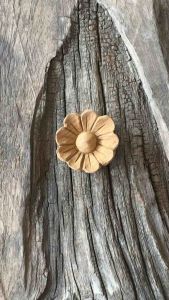 ไม้แกะสลัก รูปดอกไม้ สีเนื้อไม้ ธรรมชาติ 5x5x2cm กลม ไม้สัก งานทำมือ แต่งบ้าน แต่งเฟอร์ ศิลปะ Decorative  Wood carved flower Applique in Natural Color