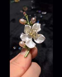 SG French Elegant Classic Style Enamel Peach Blossom Brooch with Freshwater Pearl Luxury Pin Gift for Women