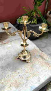 Tempat Lilin Kuningan Cabang 3 Motif Daun Warna Kuning 1 Pcs