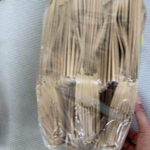 ถุงกระดาษหูหิ้วรุ่นนี้จะเป็นรุ่นประหยัดนะคะตัวนี้เนี่ยหนึ่งแพคบรรจุถึง 50 ใบเลยขนาดของเค้าอยู่ที่ 15.5 เซนติเมตรคูณ 9 เซนติเมตรสูง 21 เซนติเมตรนะคะ