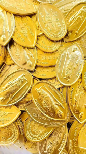 เหรียญพระพุทธเจ้า10ชาติเนื้อกะไหร่ทองเหลืองเหรียญที่ระลึกสำหรับเข้าพิธีมงคล แถมคาถาหลวงปู่ศิลา