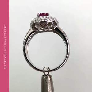 [พร้อมส่ง] แหวนเงินแท้ 92.5% แหวนฝังพลอยโกเมนสีชมพู ล้อมเพชร CZ
