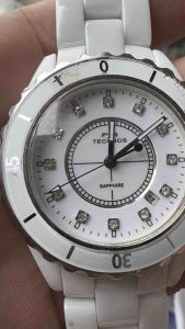 Đồng hồ nam hiệu TECHNOS QUARTZsize 39mm cả núm 45mm máy Thụy Ronda 1 lịch cọc số đính đá kim cươngkính saphirebản đá Ceramic trắngkhung thép bọc đániềng xoay đáy vít núm vặn cổ chai chống nước 10BAR dây đá khóa bướm dài 18cmchi tiết dưới mô tả