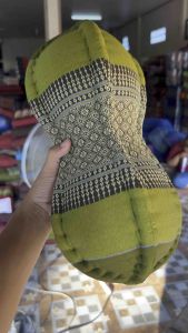 หมอนหนุน มะละกอใหญ่ ผ้าทอลายขิด ยัดนุ่นล้วน ขนาด : หน้ากว้าง 14 ยาว 40 สูง 14 ซม. ยัดด้วยนุ่นล้วน นุ่นแท้ 100%