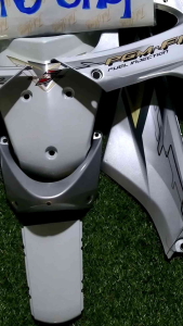 ชุดสี125iไฟเลี้ยวบังลมสีขาวตัดกลางบอร์นชิ้นงานสนิทเปลือกงานABS