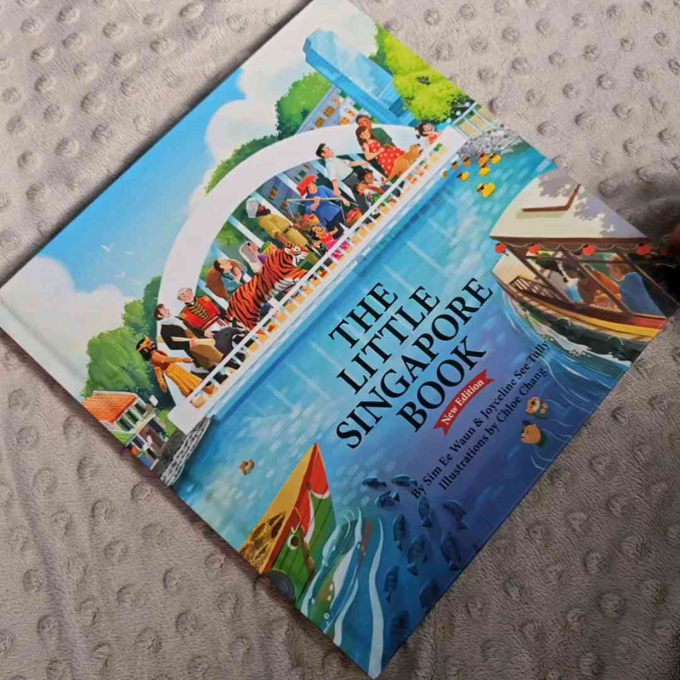 (🇸🇬 Stock) The Little Singapore Book -English! (Gift Wrap) (Childrens Book / Singapore History/ Storytime / Storybook / Hardcover)