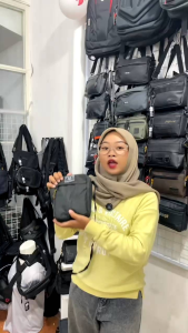 Tas Selempang Pria Slempang Bahu PEGE Monthy Kasual Model Kasual Trendy Warna Hitam Polos - PG 8938