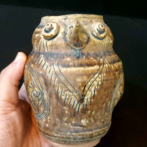 ชุดเซท 3 ชิ้น 🦉 โถนกฮูก เนื้อดินสังคโลก ขนาดสูง 5 นิ้ว ลำตัวกว้างสุด 7 นิ้ว ปากกว้าง 2.5 นิ้ว 🐦 โถนก เนื้อดินสังคโลก สูง 4 นิ้ว ลำตัวกว้าง 5 ปากกว้าง 3 นิ้ว 🫙 แจกบุหรี่ เนื้อดินสังคโลก สูง 4.5 นิ้ว ลำตัวกว้าง 3.5 นิ้วปากว้าง 1 นิ้ว"