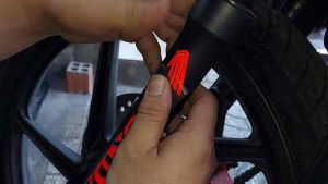 [ 1 CẶP ] TEM HONDA DÁN PHUỘC TRƯỚC PHẢN QUANG ( 1 CẶP )