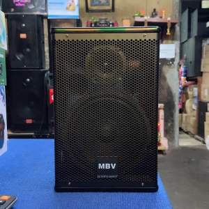 ตู้ลำโพง 8 นิ้ว ยี่ห้อ MBV กำลัง 500 วัตต์ ตะแกลงเหล็ก เสียบขาตั้งได้  พร้อม รูแขวน สีดำเงา สวยงาม (ราคา 2 ใบ)