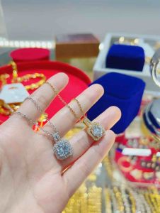 Dây chuyền titan không đen xích kèm mặt đá vuông gắn đá cz nhân tạo siêu sáng Kami trang sức sỉ