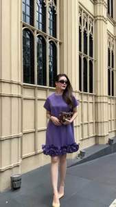 เดรสแขนสั้นทรงเรียบง่ายแต่ใส่แล้วโก้ มีดีเทลโดดเด่นตะโกนที่ชายกระโปรงแต่งดอกไม้Handmadeดอกใหญ่ Tage::Mirror Sister