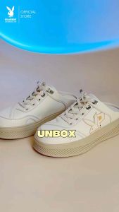 PLAYBOY Mule Sneakers รองเท้าผ้าใบเปิดส้น รุ่น ST-H251C1206  ดีไซน์แต่งโลโก้กระต่าย อะไหล่ฝังเพชร สี Creamy white(CR)