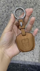 Key case IS5 ตรงรุ่น ISUZU DMAX 2020-2025 เคสกุญแจแบบซองหนังPU ลายไม้น้ำตาล ลายไม้เทา (พร้อมพวงกุญแจ)