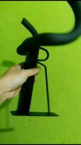 gantungan sepeda di dinding tembok