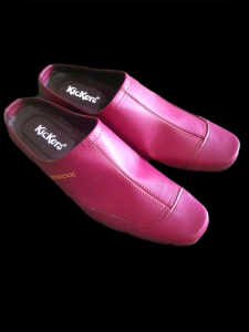 Sepatu Slop Pria: Kombinasi Putih Tan & Desain Kasual