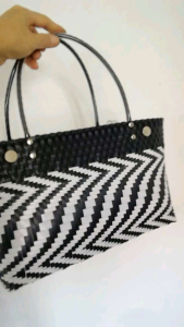กระเป๋าแฮนด์เมค สานพลาสติก ทนทาน สวย 33×12 ขนาดเล็ก 21เซนติเมตร กระดูมแม่เหล็ก 2 ประเภท