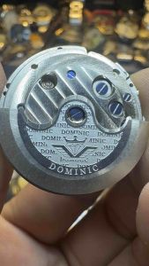 Đồng hồ namcụm mặt số (dial) kết hợp với bộ máy cơ (movement) của một chiếc đồng hồ cơ tự động (Automatic) thuộc thương hiệu DOMINIC. Size 32mm lộ timchạy full 5 kim và 1 ô cửa lịch chỉ bộ máy không có ty và núm