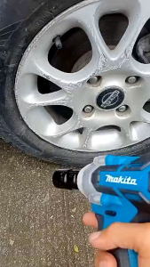 MAKITA IMPACT WRENCH TWO BATTERIES