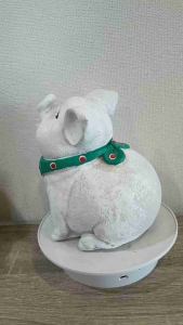 หมูผ้าพันคอสีสดใสหมูสูงประมาณ6.5นิ้ว ความกว้าง5นิ้ว คาวมยาวจากหน้าถึงวห่าง5นิ้วเป็นงานหล่อปูน