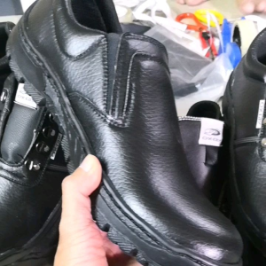 OXLAY Sepatu Safety Slipon: Solusi Nyaman Untuk Pekerjaan Anda