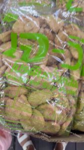 โปรตีนเกษตร #แบบแผ่น (นิยมใช้แทนเนื้อหมู) ยี่ห้อเจ-วี สำหรับใช้แทนเนื้อสัตว์ นิยมนำไปทำอาหาร เช่น แทนเนื้อหมู เมนูอาหารเจต่างๆ