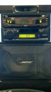 Máy phát nhạc liền Amply SANYO. tính năng Radio/ aux 3.5/ tape / cd. giành cho mọi loại xe.