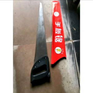 cưa cành cây bằng thủ công