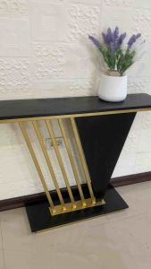 2 สี โต๊ะ VL โชว์ สีขาว และ สีดำ กับ วัสดุ ทำจากเหล็กทำสีทอง ผสมไม้จริง ทำสีขาวดำ