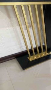 2 สี โต๊ะ VL โชว์ สีขาว และ สีดำ กับ วัสดุ ทำจากเหล็กทำสีทอง ผสมไม้จริง ทำสีขาวดำ