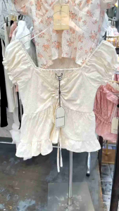 เสื้อครอปลูกไม้ เชือกรูดตรงอก สม็อคหลัง งานสวยน่ารักมาก สีครีม ป้ายพี่กะน้อง